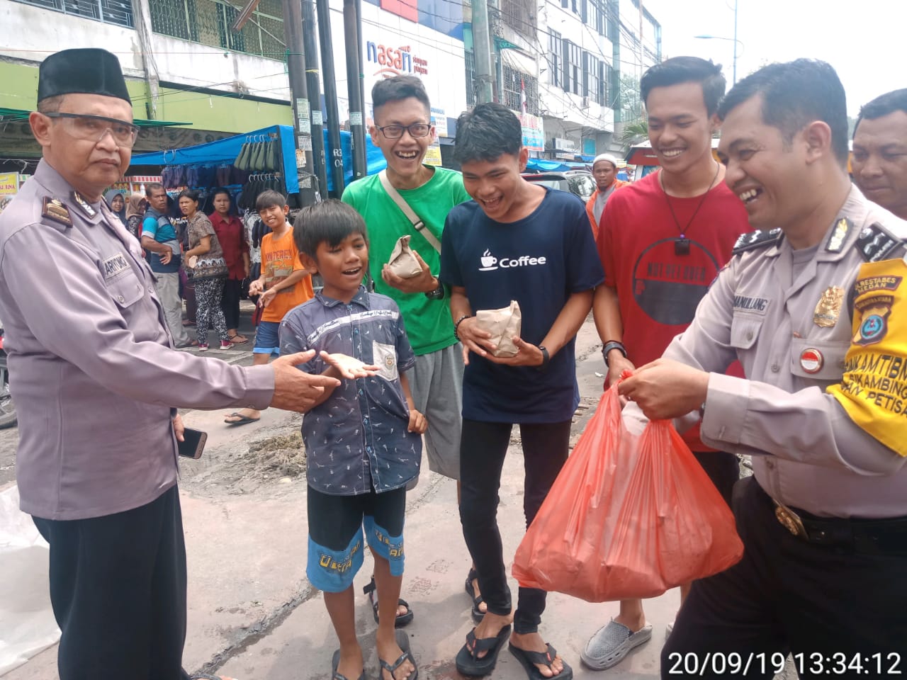 Kapolsek Medan Baru Bagikan 100 Nasi Bungkus di Jumat Barokah
