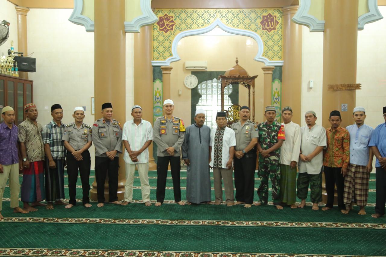 Sholat Subuh Berjamaah di Masjid Lahmuddin Dalimunthe, Kapolrestabes Medan Bersama Kapolsek Deli Tua Menyapa Subuh