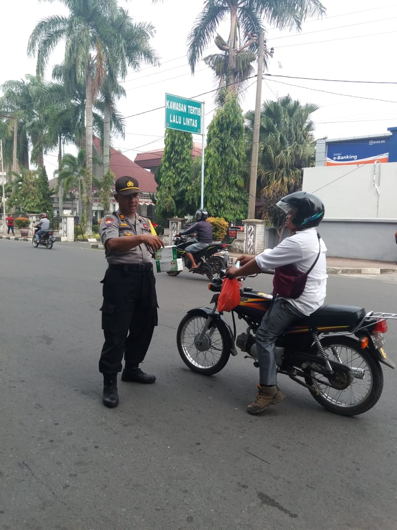 Sat bimas Polres Pematang Siantar Bagikan Masker Gratis