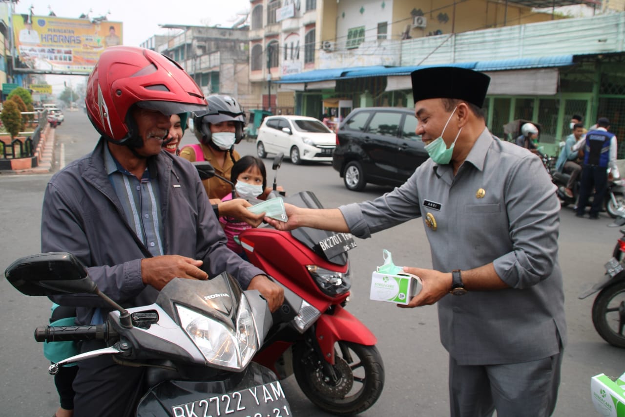 Antisipasi Penyakit ISPA, Bupati Labuhanbatu Andi Suhaimi Bagikan Masker Ke Masyarakat
