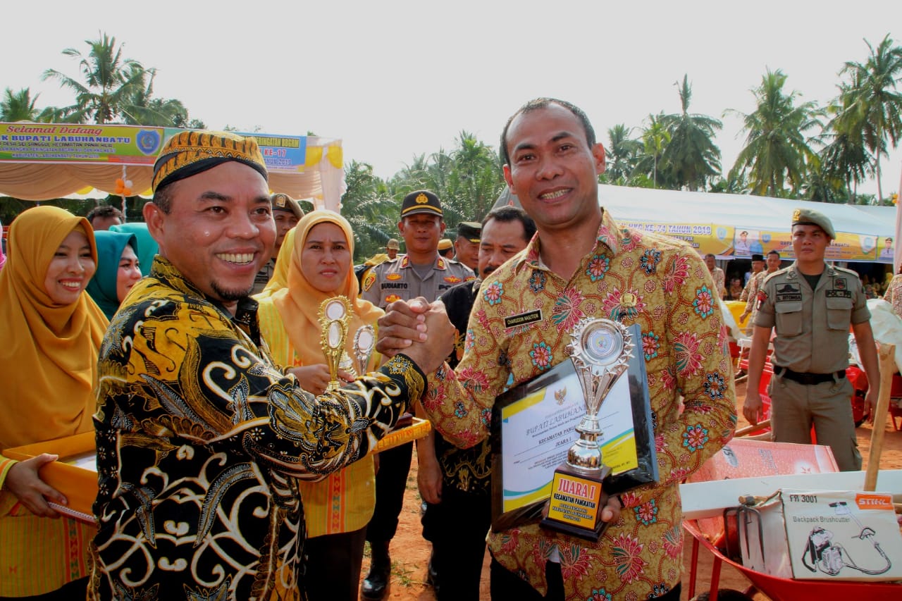 Camat Pangkatan Terima Penghargaan Juara I Kecamatan Terbaik