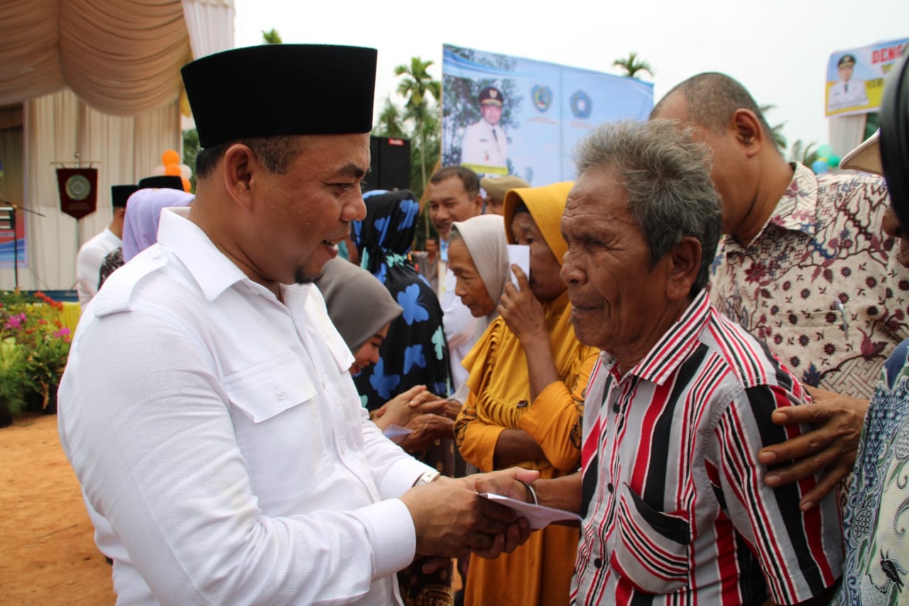 Bupati Labuhanbatu Tinjau Kegiatan Sunat Massal dan Pengobatan Gratis Di Desa Sei Sanggul