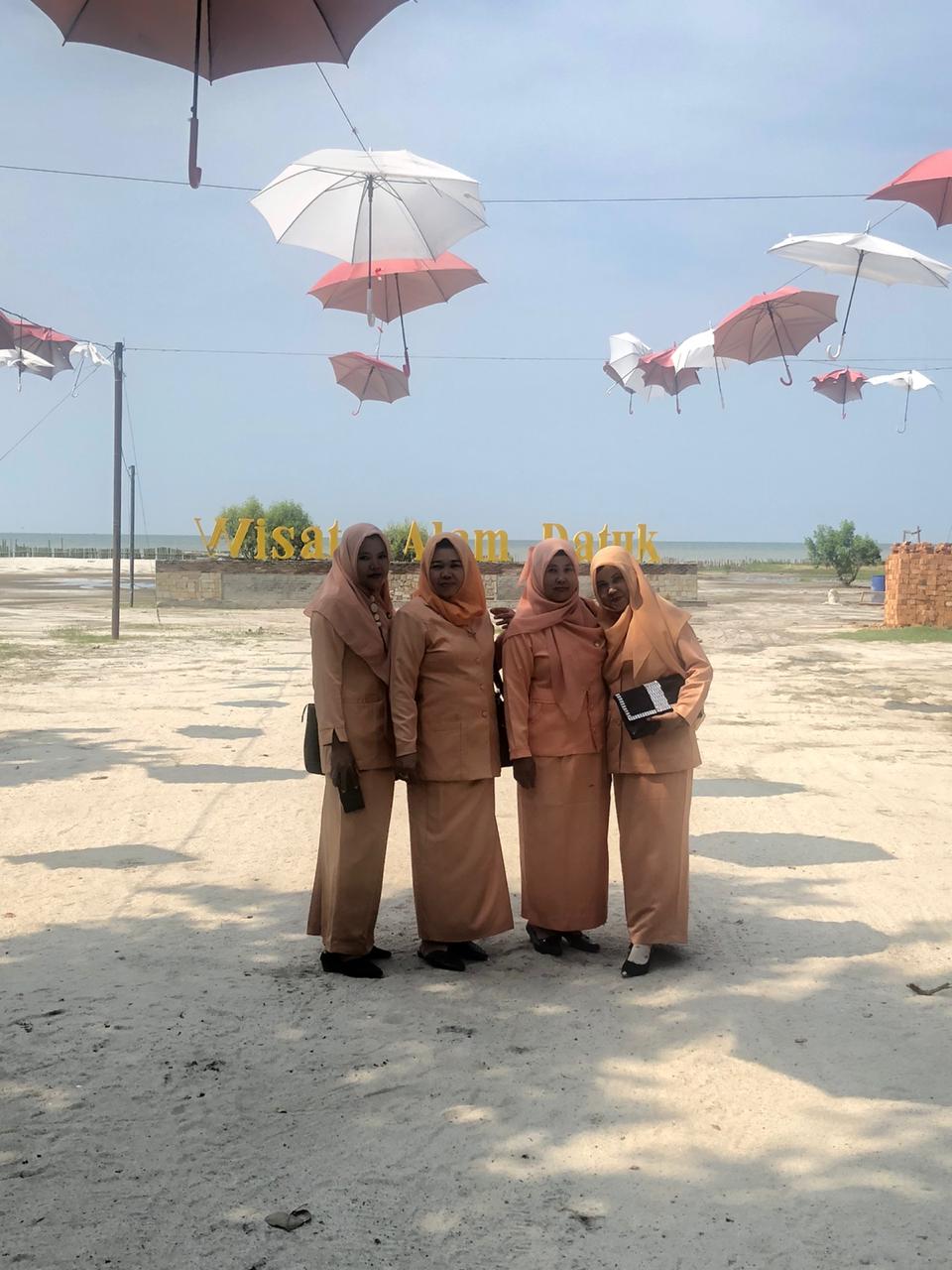 Usai Silaturrahmi, Darma Wanita Disdik Batubara Kunjungi Wisata Alam Datuk