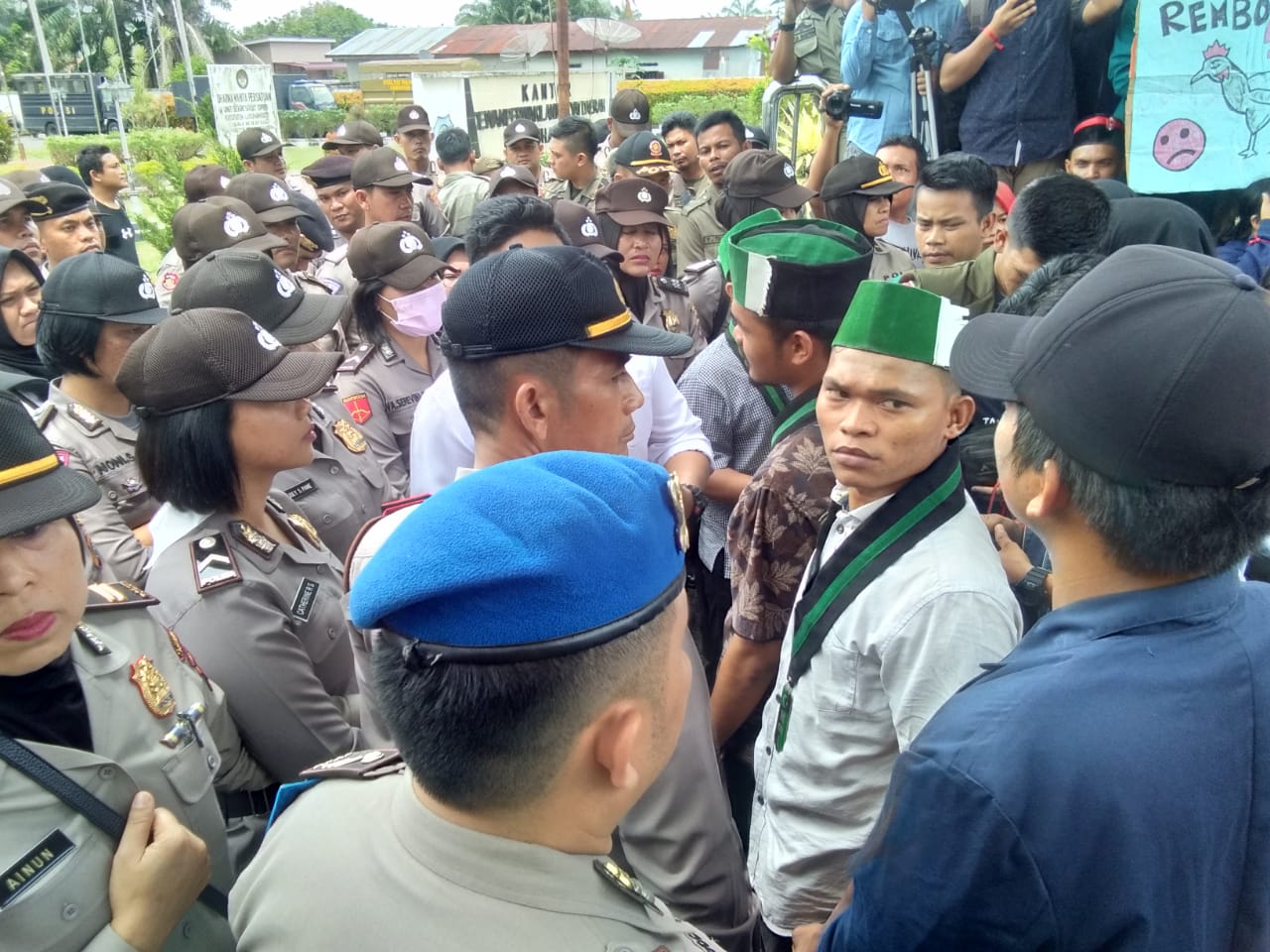 Unras pelajar dan mahasiswa Lalulintas lumpuh