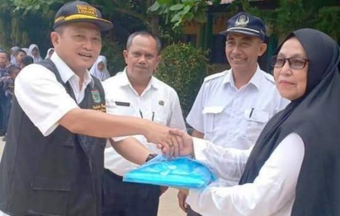 Kadisdukcapil Serahkan KIA kepada 2 SMP Negeri di Asahan