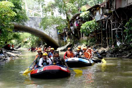 Kembali Susuri Sungai Deli,  Edy Rahmayadi Dengarkan Aspirasi Masyarakat Pinggir Sungai