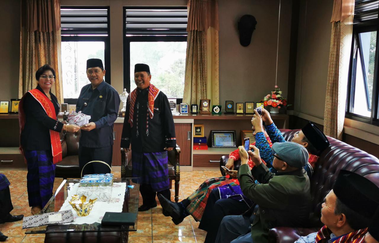 Lakonta Serahkan Cimpa kepada Bupati Karo