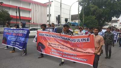 Mahasiswa Aksi Long March Dukung Revisi UU KPK