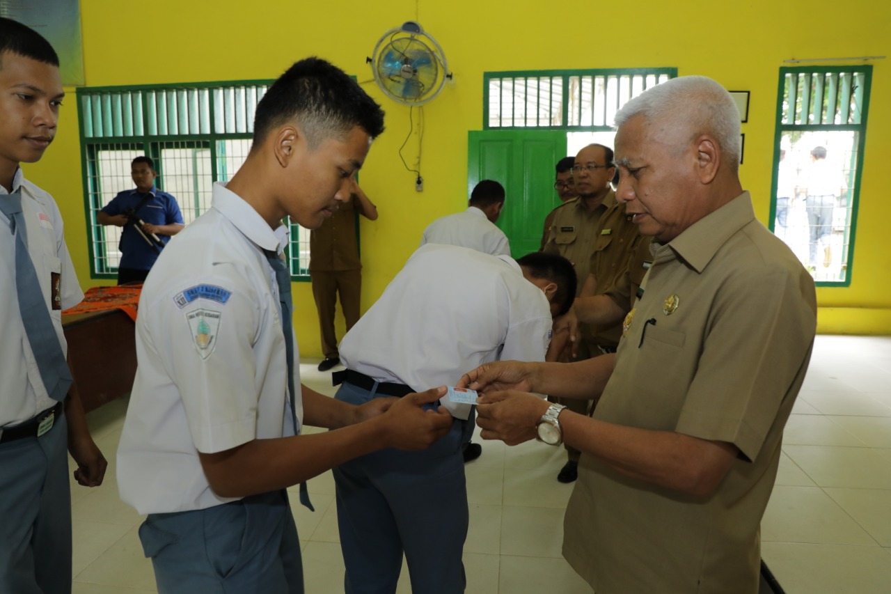 Plt Bupati Menyerahan e-KTP Kepada Para Pelajar SMA Tahun 2019
