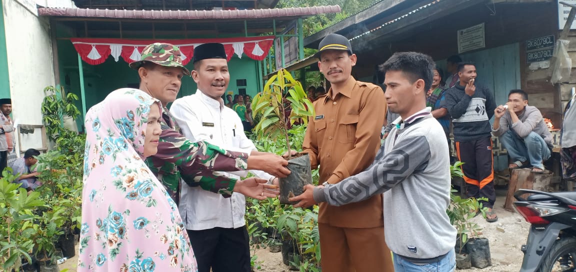 Pengulu dan Camat Bagikan Bibit Kemasyarakat Rambung Musara
