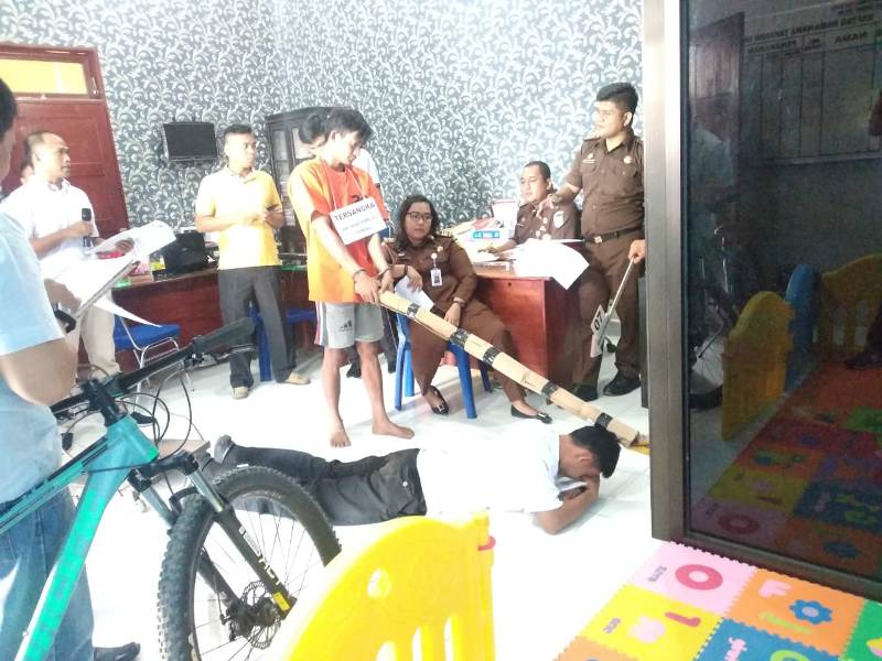 Polres Sergai Rekontruksi Pembunuhan Sugeng, Sebelum Dipukul Kayu Balok, Pelaku Menusuk Bagian Perut dan Dada Korban