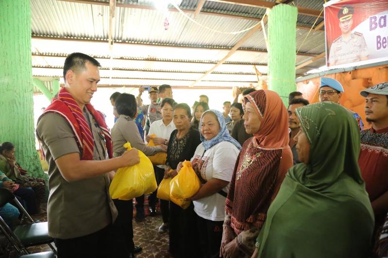 Bersilaturahmi Bersama Masyarakat di Wilkum Pancur Batu, Kapolrestabes Medan Berikan 150 Paket Sembako