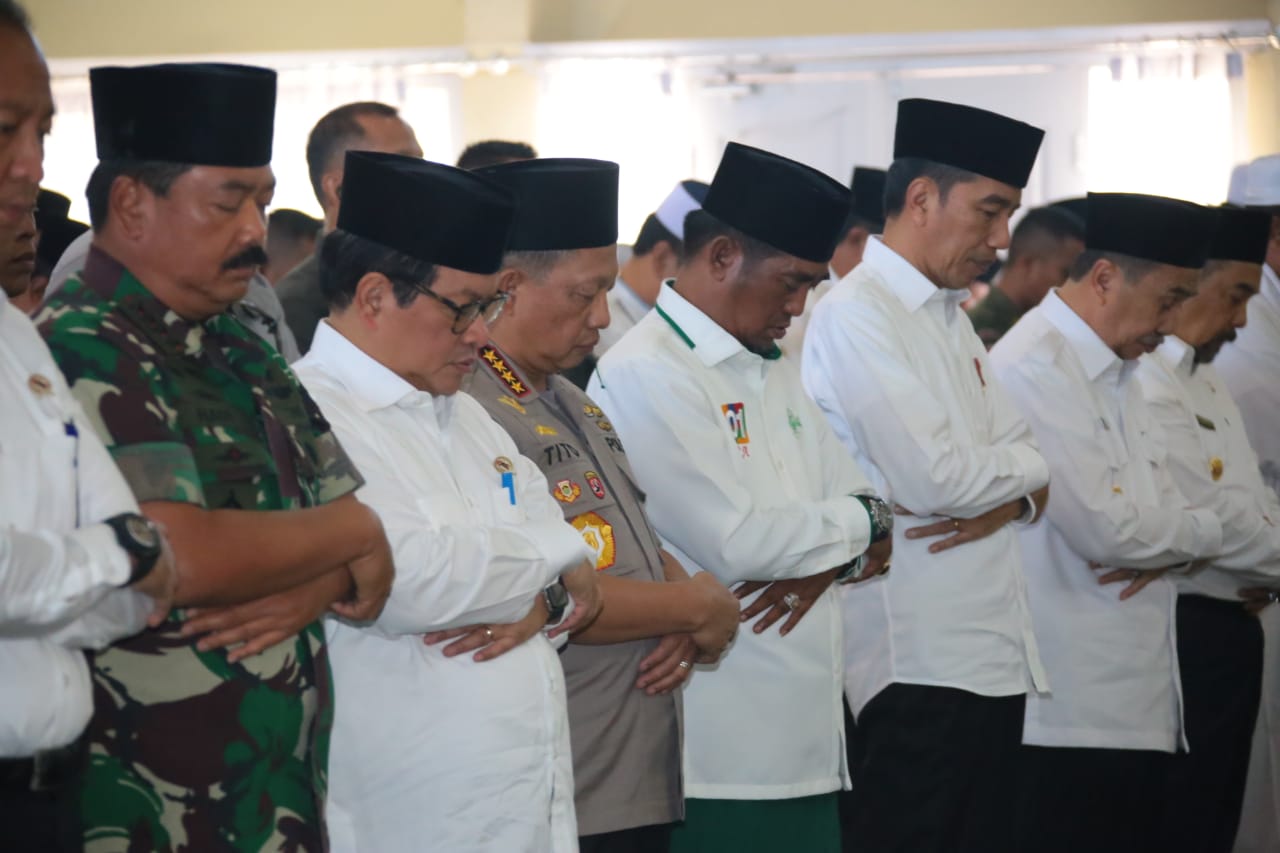 Kapolri dan Panglima TNI Ikut Sholat Istisqa Bersama Presiden RI di Riau Meminta Hujan