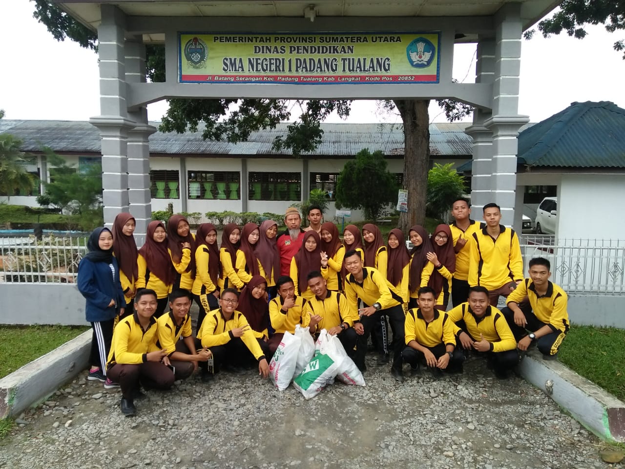 Sambut World Cleanup Day SMA N 1 Padang Tualang Adakan Aksi Kutip Sampah