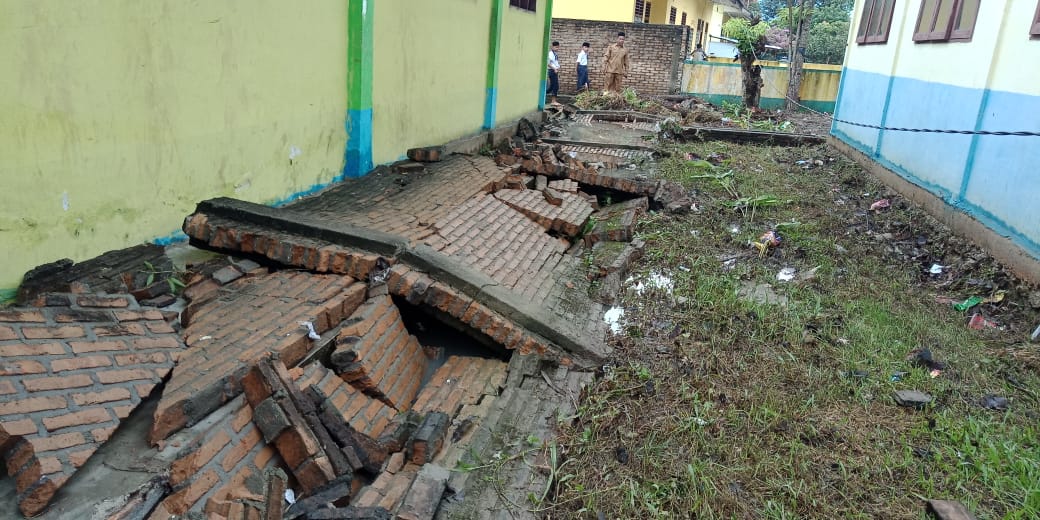 Pagar MTsN Lima Puluh Roboh