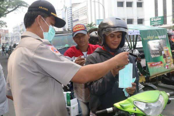 Pemko Medan Bagikan Ribuan Masker Gratis Kepada Masyarakat