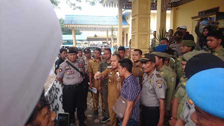 Massa PMDBBUP Demo Kantor Bupati, Bupati Batubara Segera Audit Dinas Perkim