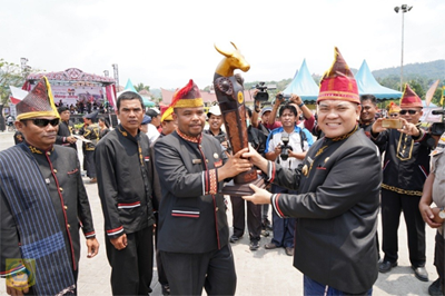 Pj Bupati Pakpak Bharat Serahkan Piala Bergilir Kepada Kecamatan Salak Juara Umum