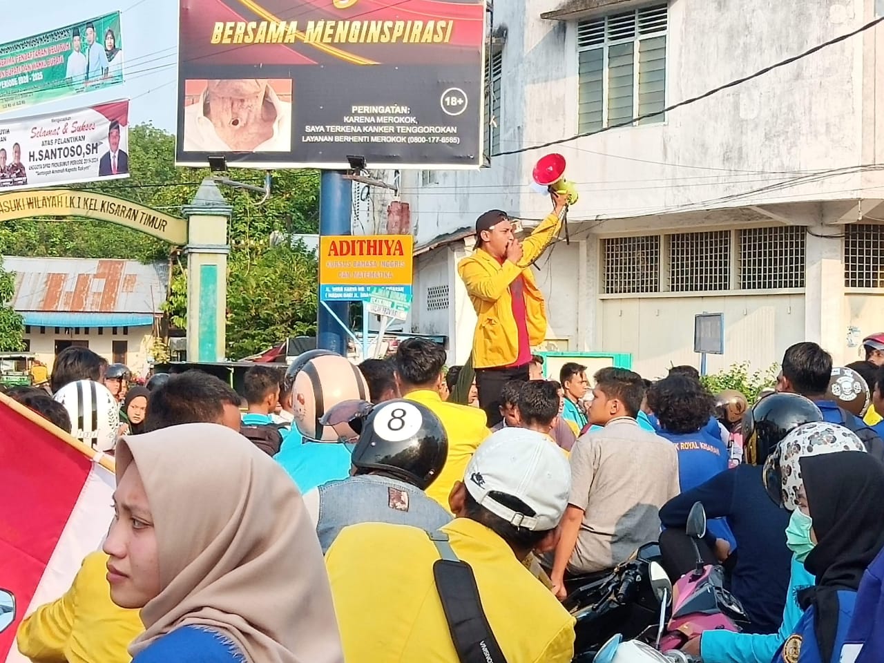 Ratusan Mahasiswa Bubarkan Diri Dari Kantor DPRD Asahan Lanjut Orasi di Tugu Juang Kisaran