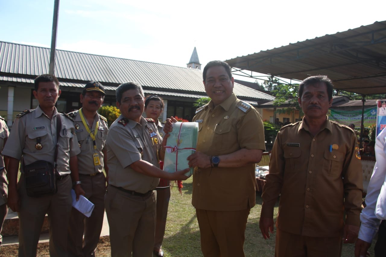 Kunjungi Masyarakat Kecamatan Gunung Sitember, Bupati Dairi Serahkan 60 Sertifikat Tanah