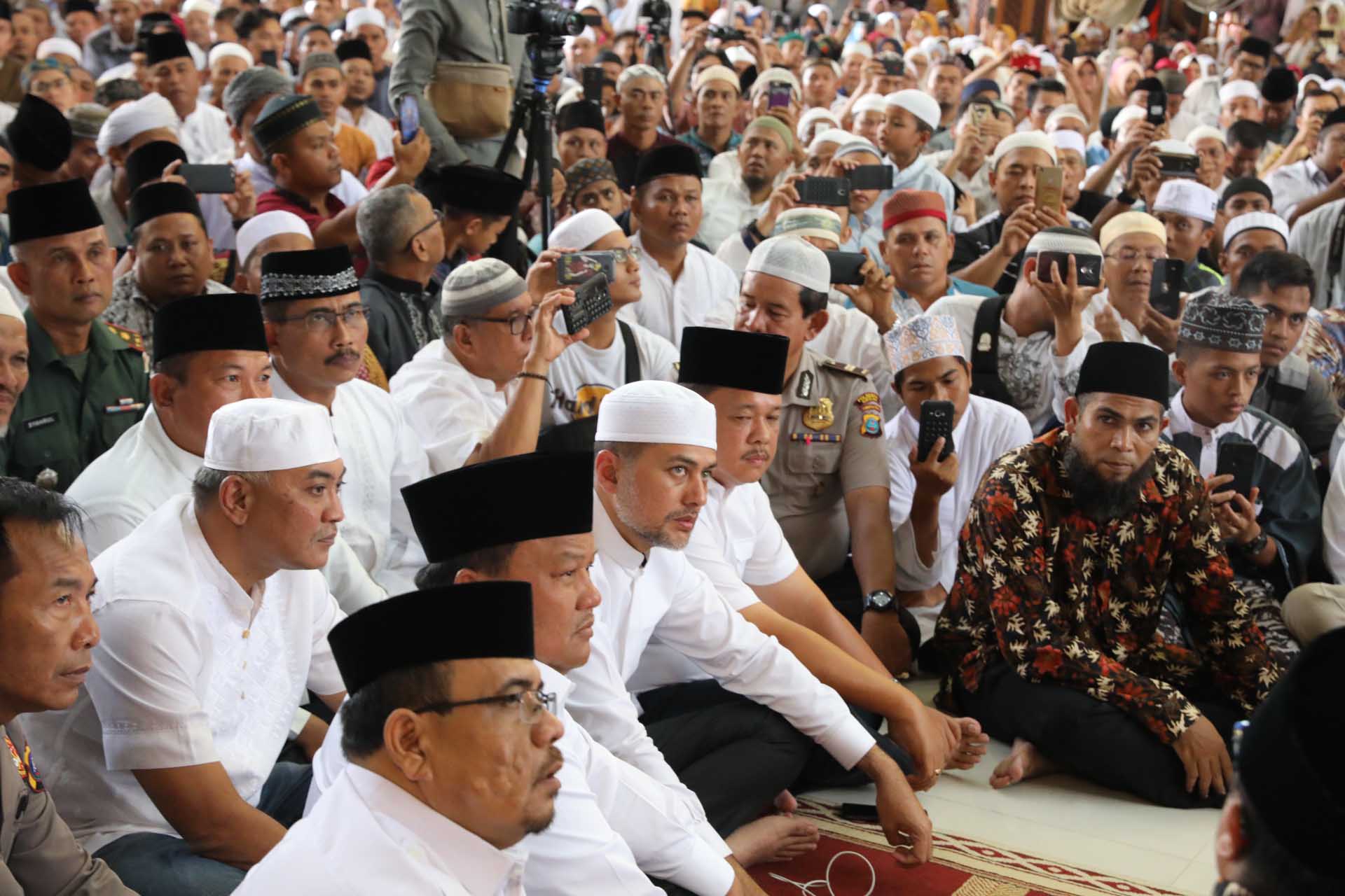 Wagub dan UAS Tabligh Akbar di Sibolga  10 Muharram Momentum yang Tepat Berhijrah