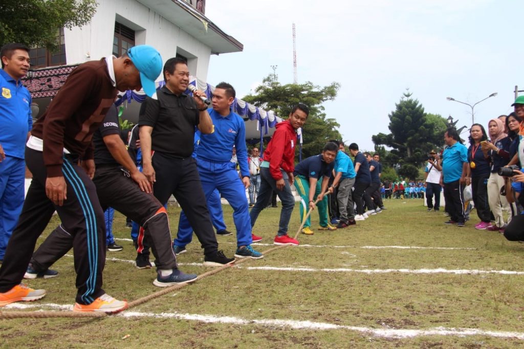 Sambut HUT Kabupaten Ke-72  Bupati Dairi Gerak Jalan Santai