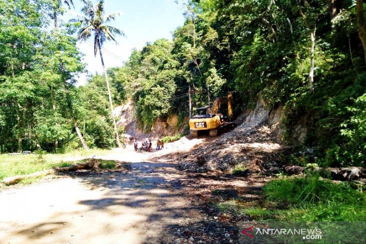 Jalan penghubung Panyabungan Timur Dilebarkan