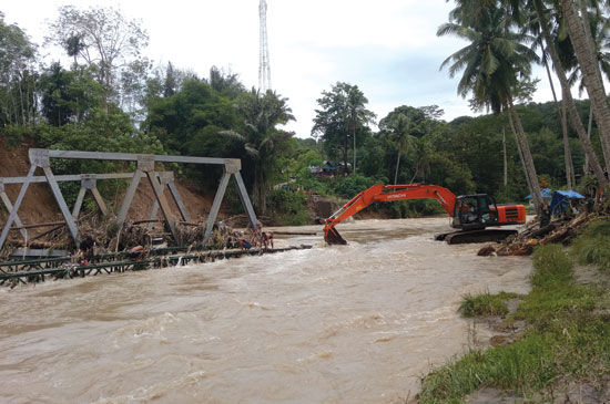 Perbaikan Jembatan Tambangan Terus Molor, Bupati Madina Harus Punya Solusi