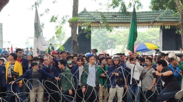 Ribuan Mahasiswa di Medan Ricuh