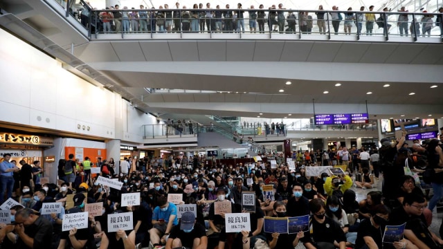 Massa Duduki Bandara Hong Kong, Tumpuk Troli hingga Rusak CCTVÂ 
