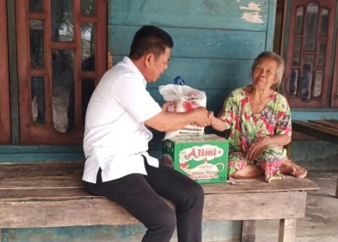 Camat Panai Hulu Bagikan Sembako Kepada Ibu Samini, Begini Ceritanya...