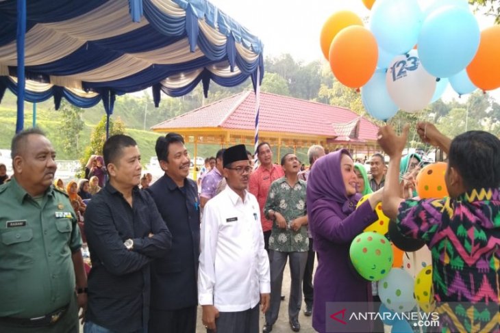 Diskcapil Madina Luncurkan Kartu Identitas Anak