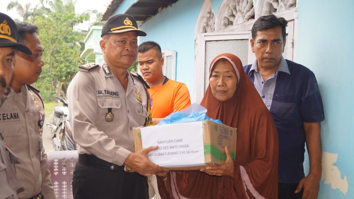 Polres Batubara Bantu Korban Puting Beliung Desa Tanjung SeriÂ 