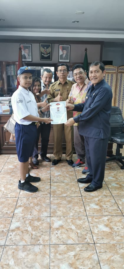 Bupati karo serahkan Piagam Penghargaan kepada Siswa SMP BerprestasiÂ 