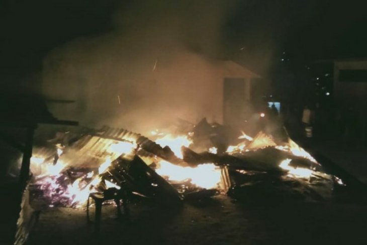 Diduga Arus Pendek, Kantin SMA Negeri Parapat Terbakar