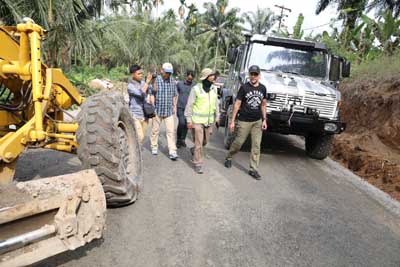 Pastikan Sesuai Spesifikasi,  Wagub Tinjau Pembangunan dan Perbaikan Jalan Rusak