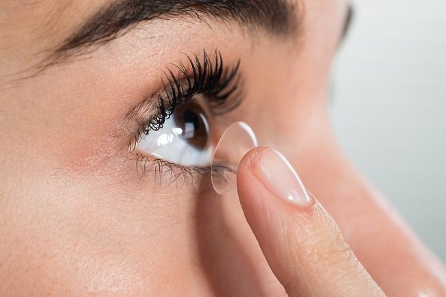 4 Trik Aman Tampil Menarik dengan Softlens