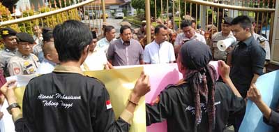 Aksi Demo di  DPRD T.Tinggi,  Aliansi Mahasiswa Kritiki Kinerja Wali Kota