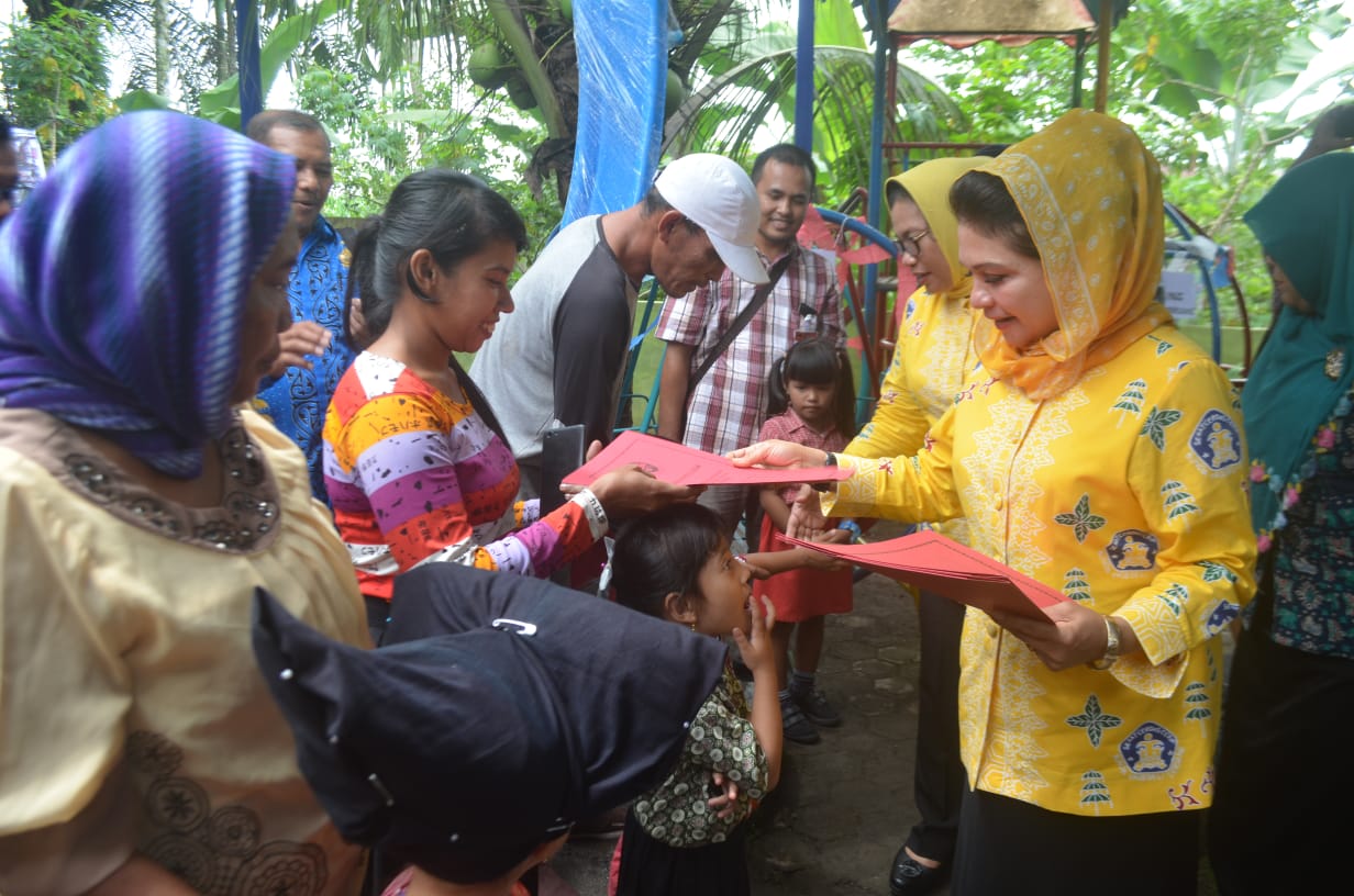 Bunda Paud Deliserdang Serahkan Bantuan ke Paud Victoria Kutalimbaru