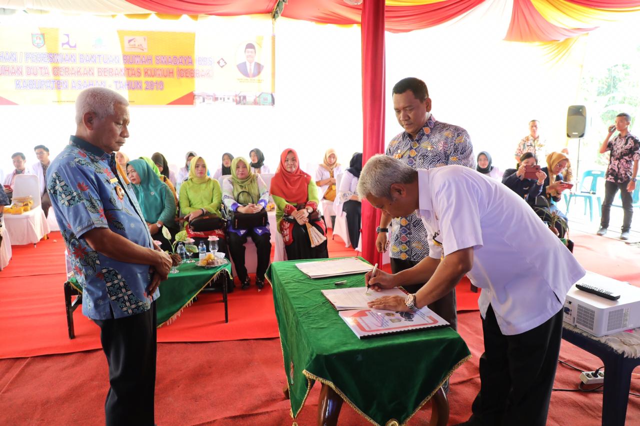 Bupati Asahan Menyerahkan BPS Dan Pengukuhan Duta GEBRAK 2019
