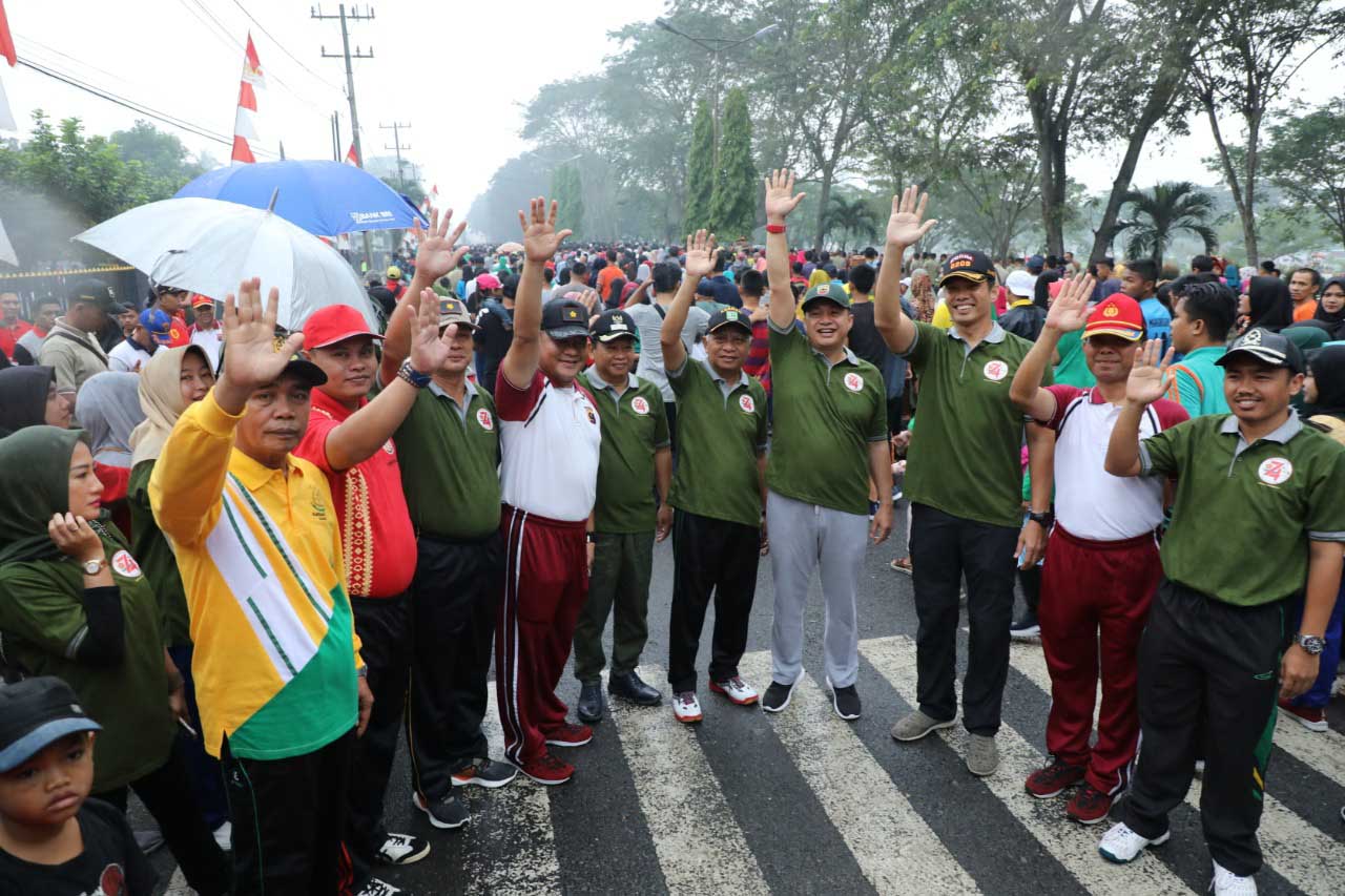 HUT TNI Ke 74 Dirayakan Dengan Gerak Jalan Santai Dari Berbagai Instansi dan Masyarakat