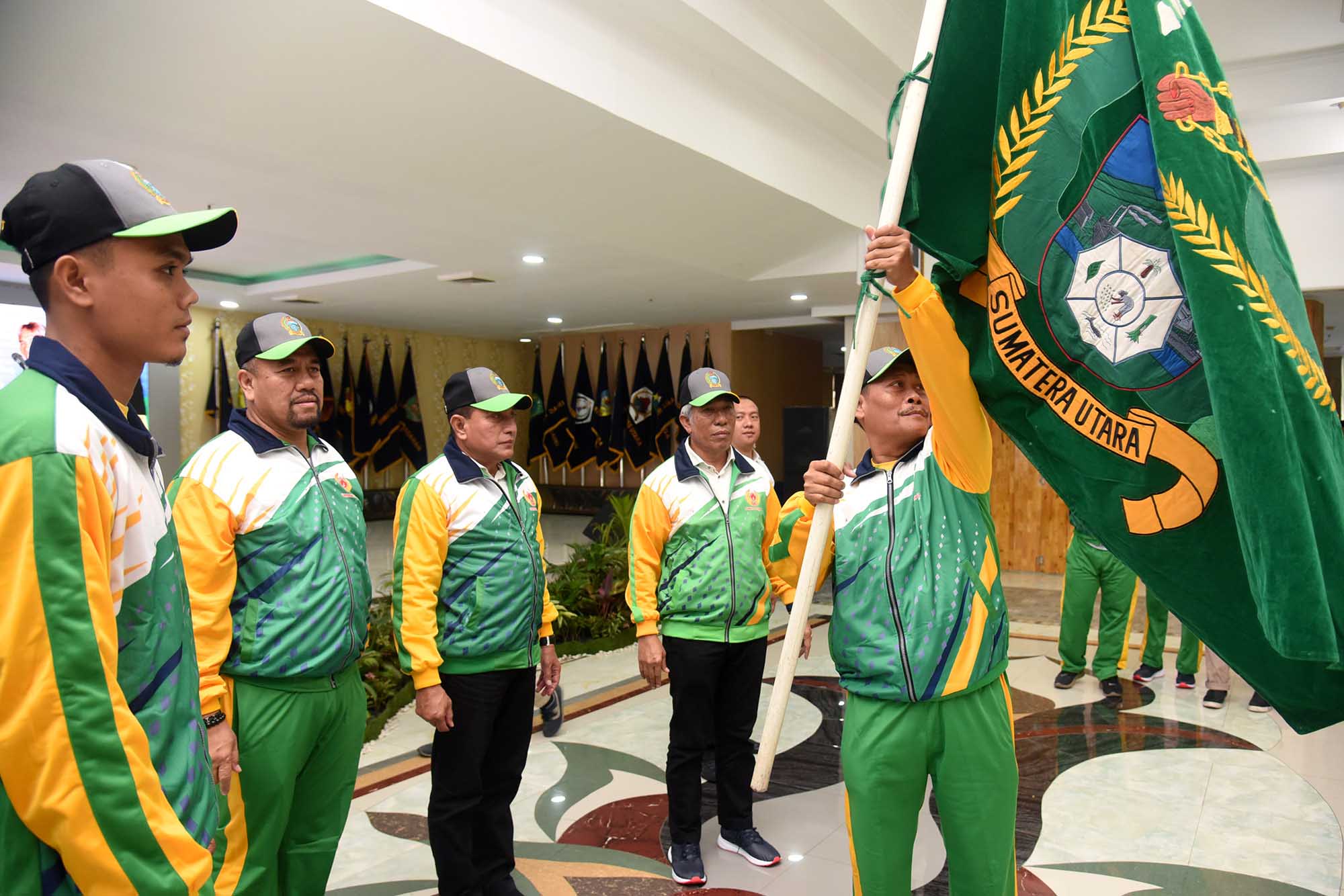 Lepas Keberangkatan Kontingen Atlet dan Tim Paduan Suara, Gubernur Sebut Tak Ada Kata Menyerah