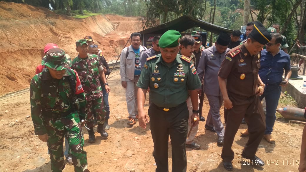 TMMD Ke - 106 Wilayah Teritorial Kodim 0204/DS, TNI Bersama Masyarakat Bangun Jembatan dan Rumah Tidak Layak Huni di Desa Pispis