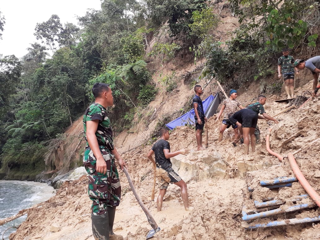 Dandim 0204/DS dan Personil TMMD Bersihkan Longsor Menimbun Material Pembangunan Jembatan
