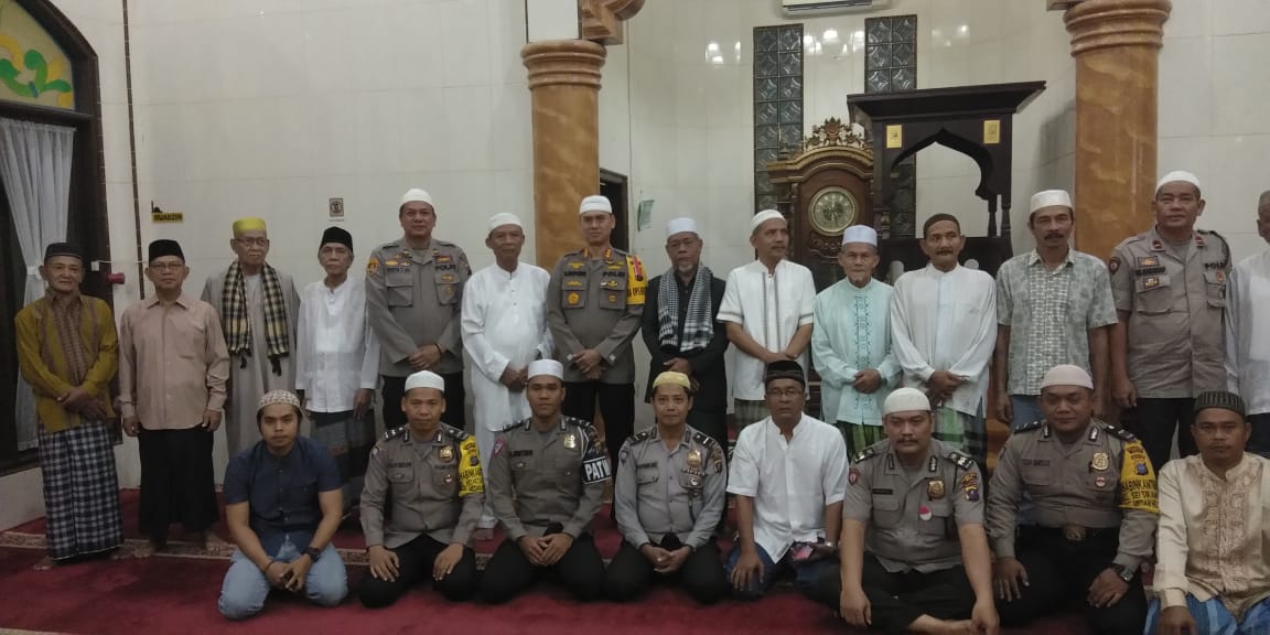Kapolrestabes Medan Bersama Personel Polsek Medan Helvetia Sholat Subuh Berjamaah di Masjid Al Muhajirin