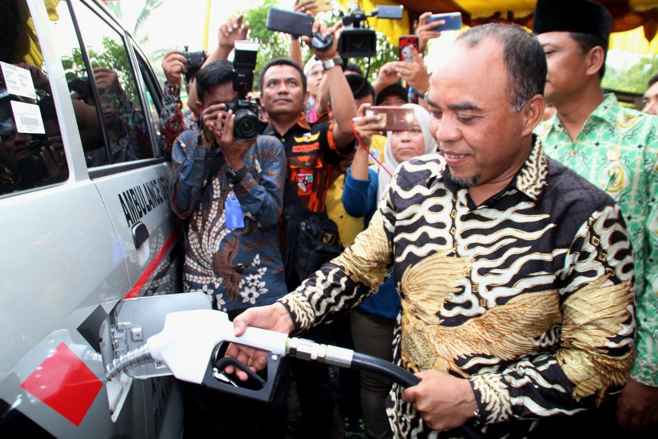 Bupati Labuhanbatu Isi Minyak Ambulance Desa Di Galon Mini Milik Bumdes Sidomulyo