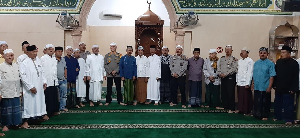 Kapolrestabes Medan Sholat Subuh Berjamaah Sekaligus Sampaikan Pesan Kamtibmas di Masjid Al IkhlasÂ 