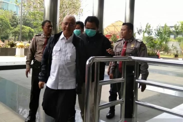 Dengan Pengawalan Polisi, Dzulmi Eldin Tiba di Gedung KPK
