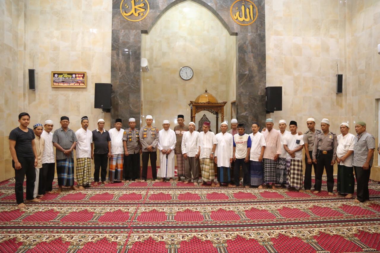 Kapolrestabes Medan Sholat Subuh Berjamaah di Masjid Jami Sekaligus Berbagi Sembako