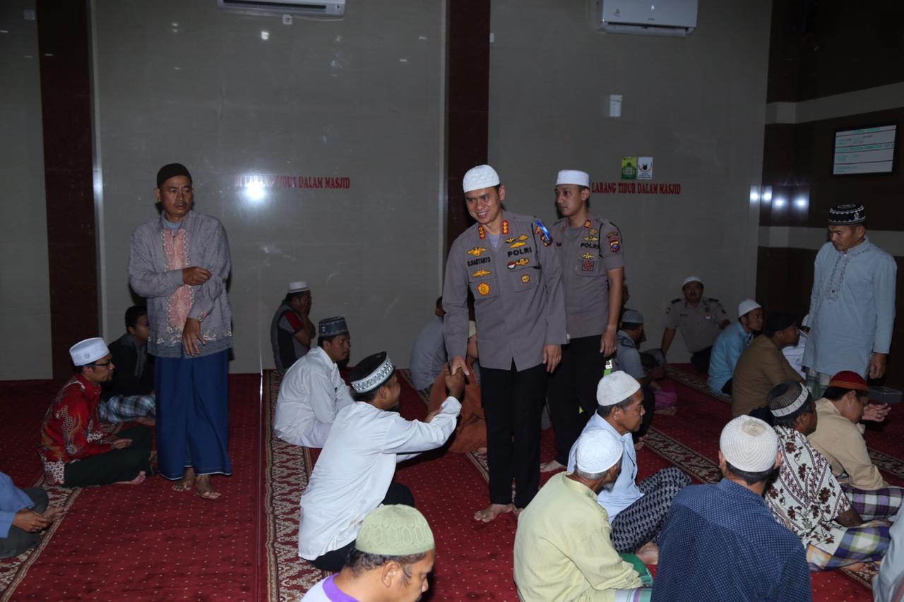 Kapolrestabes Medan Sholat Subuh Berjamaah di Masjid Daarul Iman Medan
